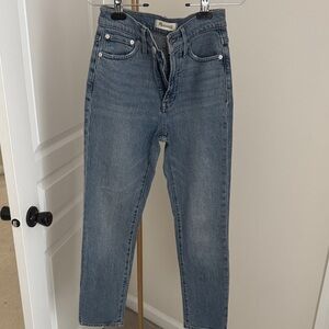Madewell straight leg that taper’s in at the ankle, ankle length jeans- classic
